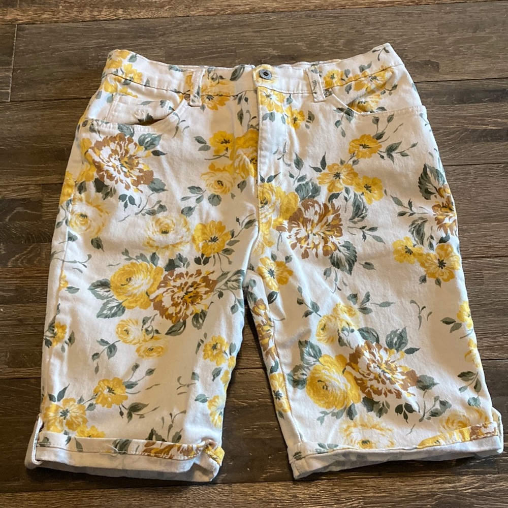 Size 10p yellow floral Gloria Vanderbilt Amanda Bermuda Shorts